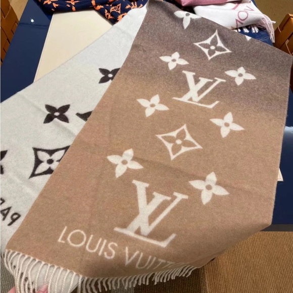 Louis Vuitton Reykjavik Gradient Scarf Beige - Picture 6 of 7